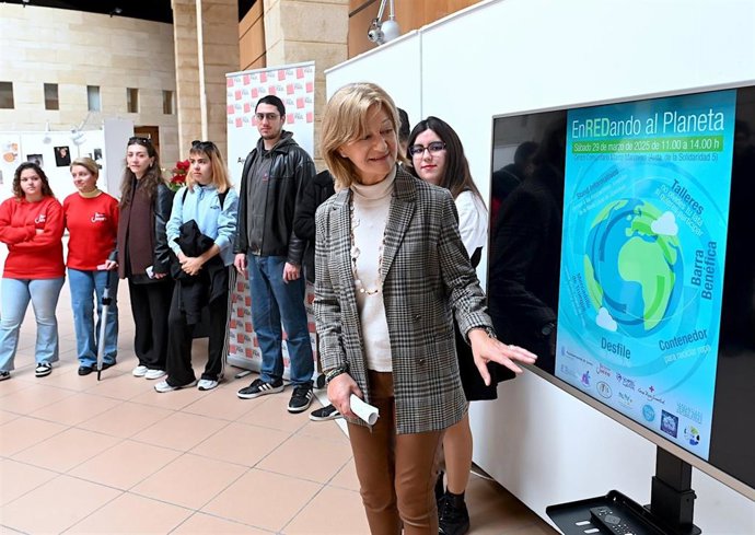 Imagen de la delegada de Juventud del Ayuntamiento de Jerez, Carmen Pina, en la jornada 'Enredando el Planeta'.