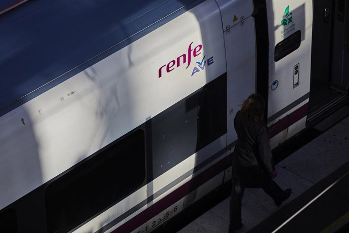 Archivo - Un viajero junto a un tren del AVE, en la Estación de Madrid-Puerta de Atocha, en Madrid (España), a 11 de enero de 2021. Adif restableció ayer la circulación, interrumpida a causa del temporal de intensa nieve provocado por la borrasca ‘Filomen