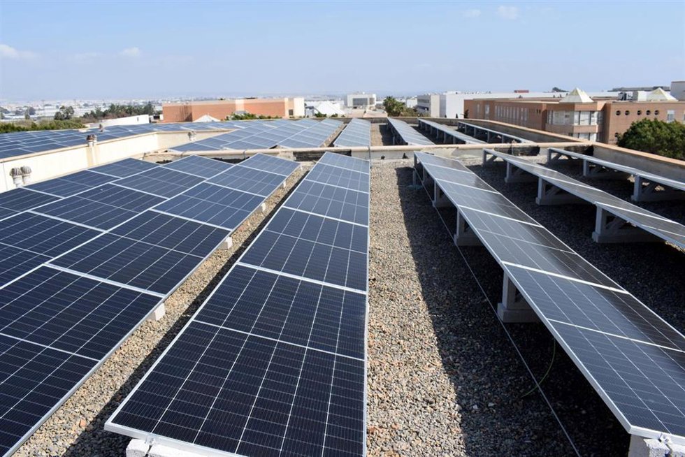 Imagen de archivo de placas solares instaladas en la cubierta del edificio.