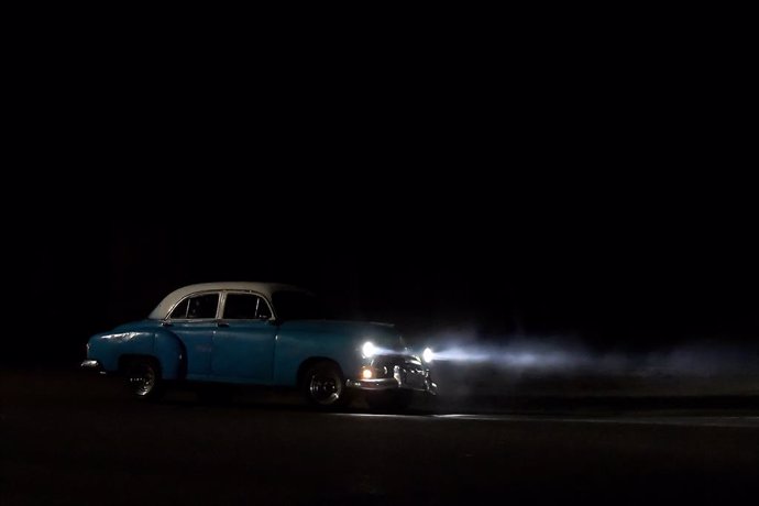 HAVANA, Feb. 17, 2025  -- A vintage car drives along a dark avenue after a power outage in Havana, Cuba, on Feb. 15, 2025.   Cuba's Ministry of Labor and Social Security announced on Feb. 13 that given the current power situation, all non-essential educat