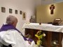 El Vaticano publica la primera imagen del Papa Francisco desde que fue ingresado hace más de un mes