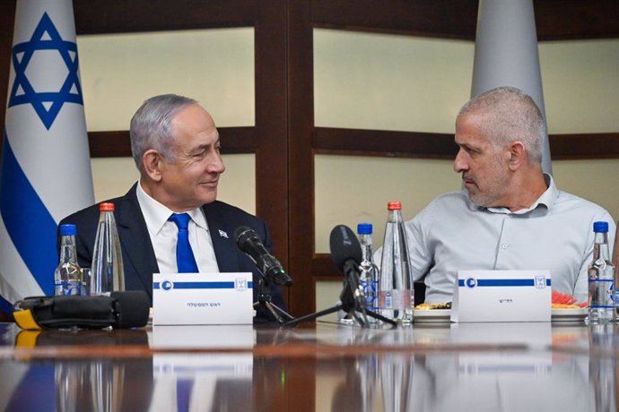 Archivo - FILED - 18 April 2024, Israel, Tel Aviv: Prime Minister of Israel Benjamin Netanyahu (L) meets ISA Director Ronen Bar at the Israel Securities Authority (ISA) headquarters. Photo: Koby Gideon/GPO/dpa - ATTENTION: editorial use only and only if t