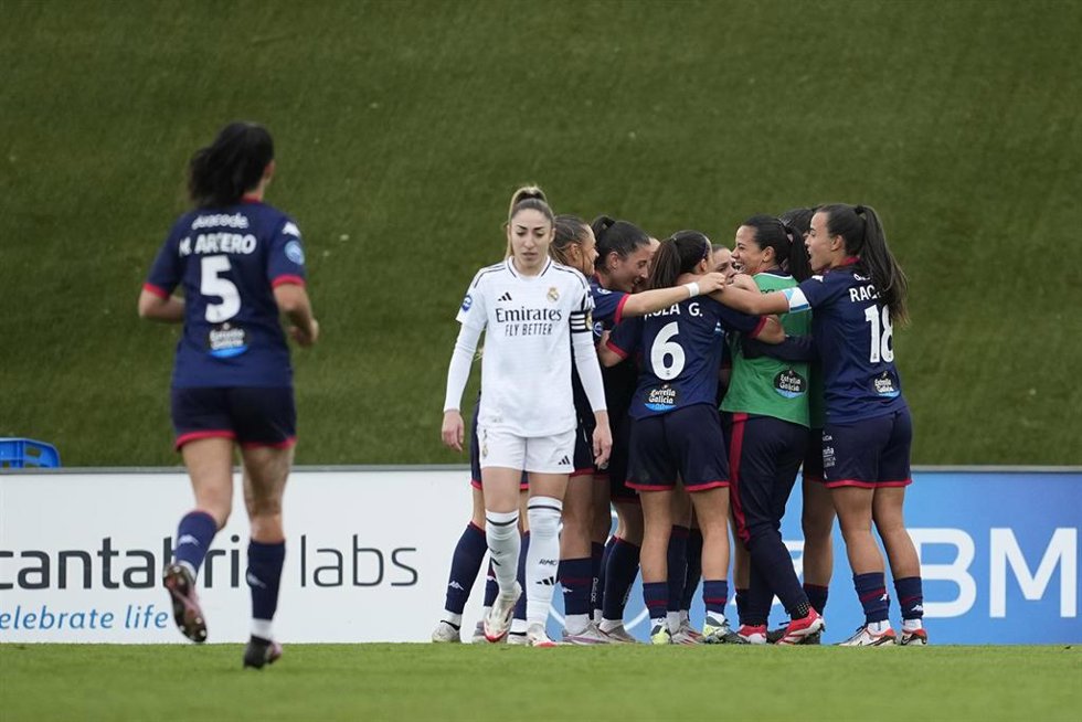 Las jugadoras del Deportivo ABANCA celebran el 1-2 en el Alfredo di Stéfano ante una cabizbaja Olga Carmona