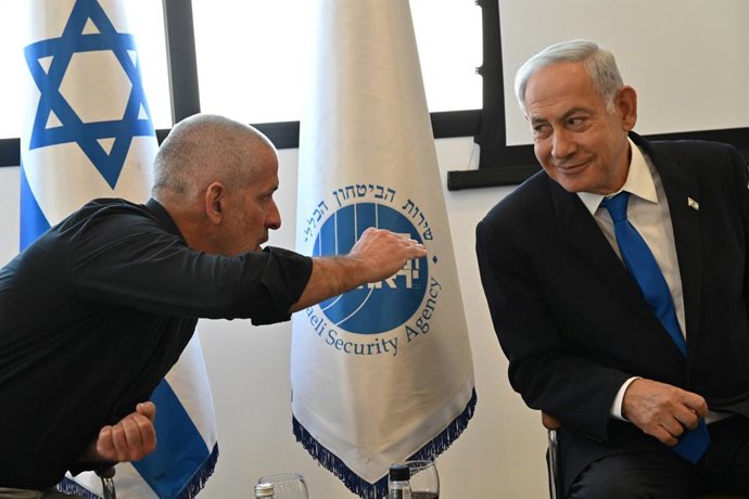 Archivo - Arquivo - O diretor-geral da agência de inteligência interna de Israel (Shin Bet), Ronan Bar, e o primeiro-ministro israelense Benjamin Netanyahu, o primeiro-ministro israelense de Israel, Benjamin Netanyahu, e o presidente israelense da Repúbli