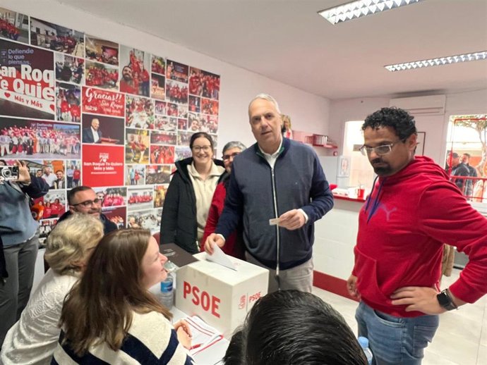 El candidato a la Secretaría General del PSOE de Cádiz Juan Carlos Ruiz Boix vota en las primarias del partido.