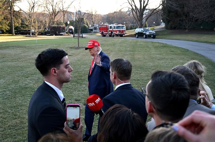 1º de março de 2025, EUA: O presidente dos EUA, Donald Trump, fala com a mídia ao sair da Casa Branca para Mar-a-Lago depois que uma reunião com o presidente ucraniano Volodymyr Zelenskyy para assinar um raro acordo de direitos minerais se transformou em 