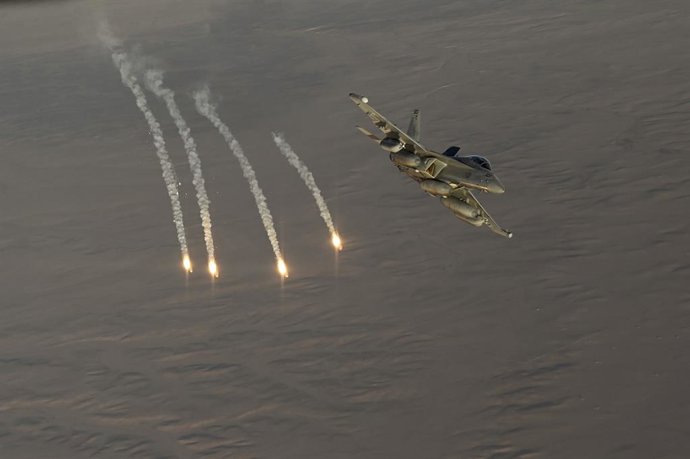 24 de dezembro de 2024, Não divulgado, CENTCOM: Um avião de combate E/A-18G Growler da Marinha dos EUA dispara sinalizadores antimísseis durante uma surtida como parte da Operação Prosperity Guardian, em 24 de dezembro de 2024, sobre a área de responsabil