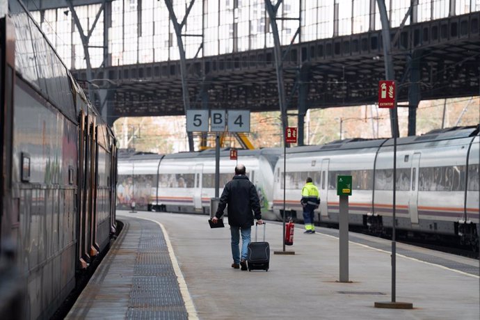 Dues persones en l'estació de França, on opera Rodalies, a 21 de febrer de 2025, a Barcelona, Catalunya (Espanya).