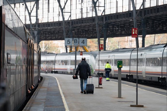 Duas pessoas na estação na França, onde a Rodalies opera, em 21 de fevereiro de 2025, em Barcelona, Catalunha (Espanha).