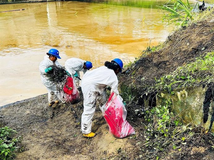 Ecuador declara la emergencia medioambiental por la rotura de un oleoducto en el norte del país