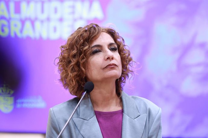 A Primeira Vice-Presidente do Governo e Ministra das Finanças, María Jesús Montero, fala com a mídia antes de presidir a cerimônia de entrega dos Prêmios de Romance e Redação 'Almudena Grandes'. Em 06 de março de 2025, em La Rinconada, Sevilha (Andaluzia)