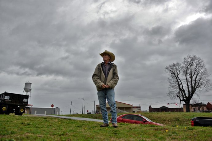 15 de março de 2025, Hackleburg, Alabama, EUA: CECIL BREWER olha para o céu enquanto tempestades com aviso de tornado se aproximam do noroeste do Alabama.