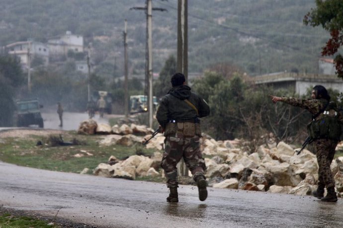 Archivo - HOMS, Feb. 7, 2025  -- Syrian fighters are seen during an operation in the village of Hawik, central province of Homs, Syria, on Feb. 7, 2025. Syria's interim Defense Ministry announced on Thursday that its forces are continuing operations again