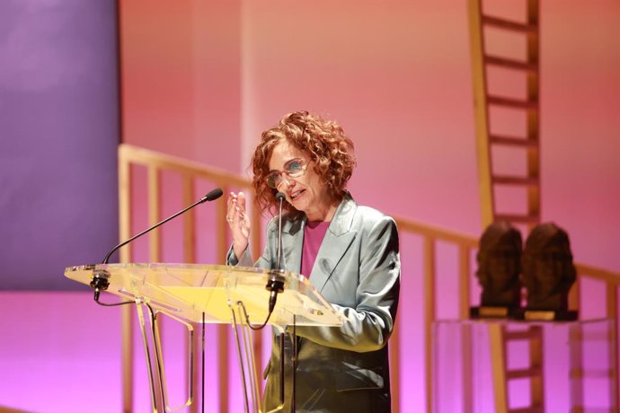 La vicepresidenta primera del Gobierno y ministra de Hacienda, María Jesús Montero, interviene durante la entrega de los Premios de Novela y Ensayo 'Almudena Grandes'. A 06 de marzo de 2025, en La Rinconada, Sevilla (Andalucía, España). La vicepresidenta 