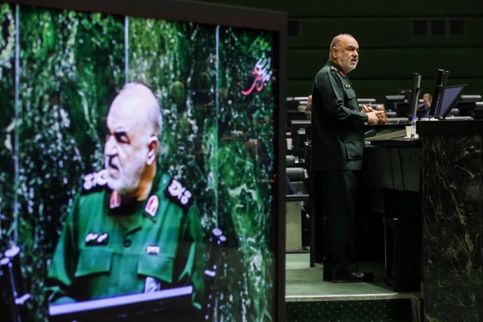 Archivo - December 10, 2024, Tehran, Iran: Islamic Revolutionary Guard Corps (IRGC) commander-in-chief HOSSEIN SALAMI (R) speaks during a session Parliament.