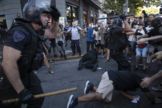 Agentes de policía durante la marcha de los jubilados en Buenos Aires, Argentina 