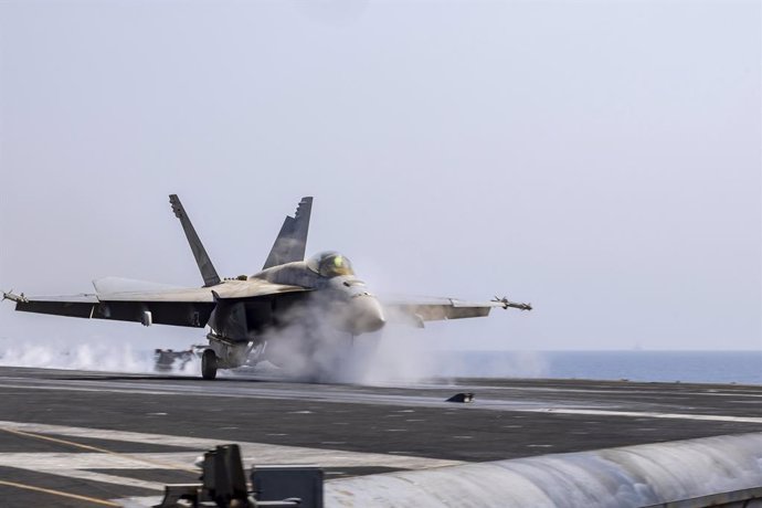 Imagen de archivo de un caza despegando del portaaviones estadounidense 'USS Harry S. Truman' en el mar Rojo