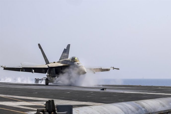Imagem de arquivo de um jato de combate decolando do porta-aviões americano 'USS Harry S. Truman' no Mar Vermelho.