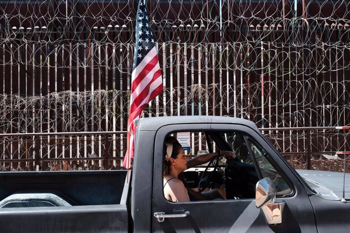 Arxiu - Un vehicle circula davant de la frontera entre els EUA i Mèxic a l'altura del municipi de Nogales, a l'estat Arizona