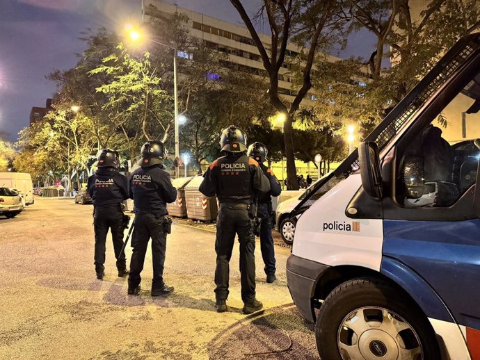 Agents desplegats a la Mina de Sant Adrià de Besòs (Barcelona).