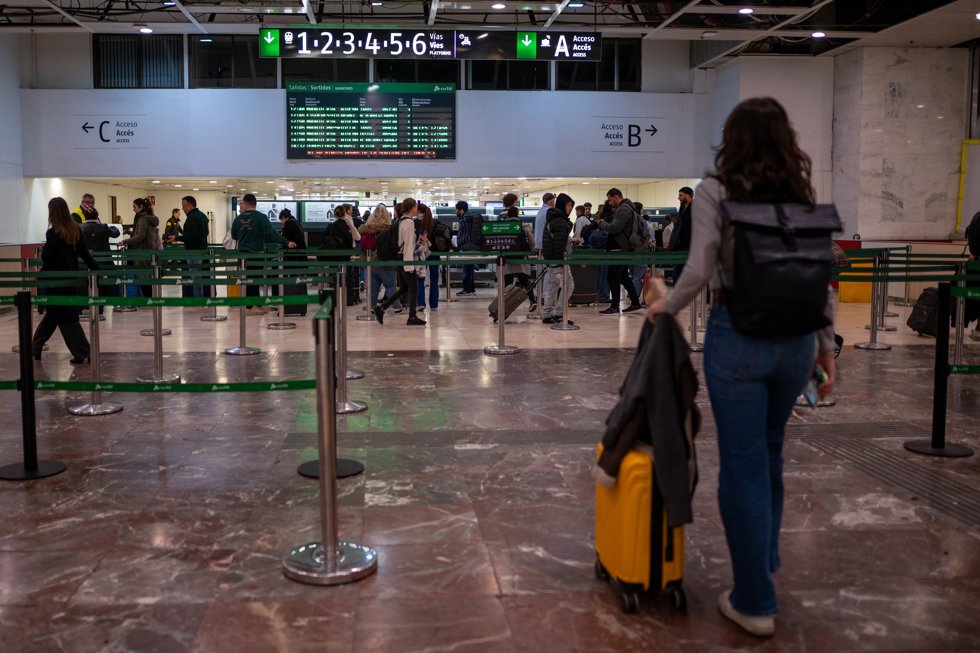 Varias personas en la estación de Barcelona-Sants, a 9 de marzo de 2025, en Barcelona, Catalunya (España).