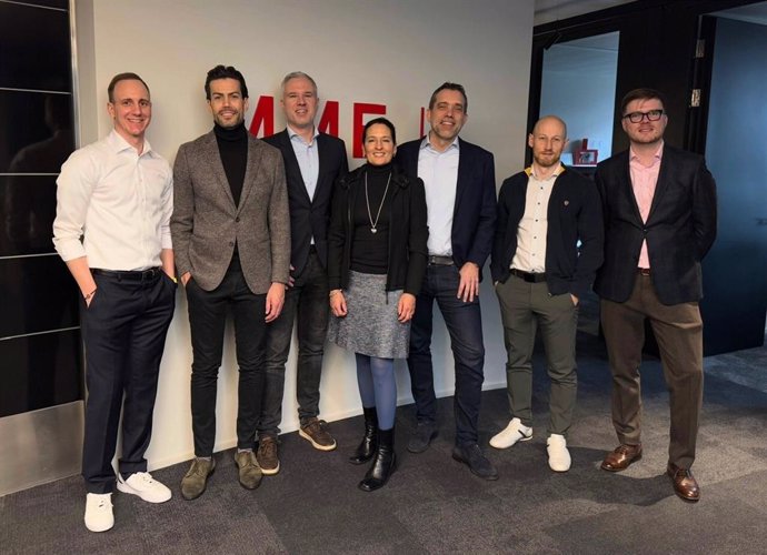 Transaction successfully closed, from left to right: Florian Angstmann, MME Legal, Fabio Fagagnini, CEO of Healthcare Holding Schweiz AG, Fabian Kroeher, President of the Board of Healthcare Holding Schweiz AG, Carina Kandrian, Founder of Effectum Medical