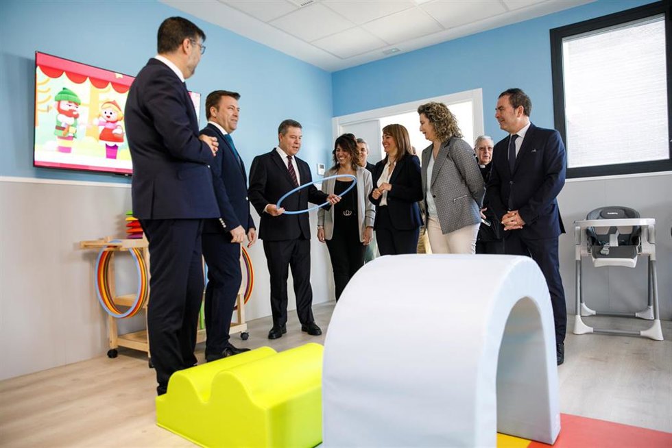 Archivo - El presidente de Castilla-La Mancha, Emiliano García-Page, inaugura la escuela infantil de Santa Olalla.