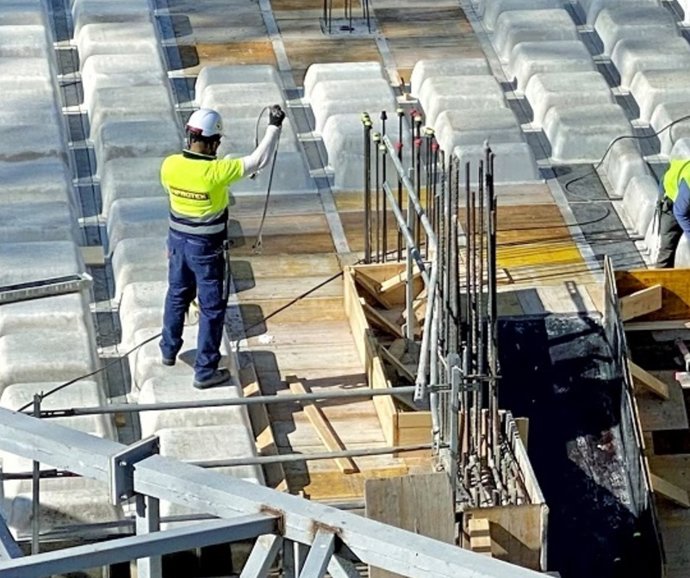Archivo - Trabajador del sector de la construcción