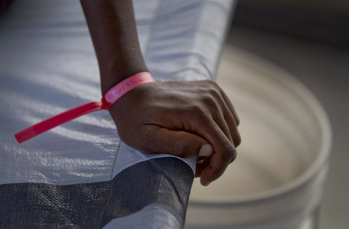 Archivo - Imagen de archivo de una mujer que recibe tratamiento en un centro de cólera de MSF.
