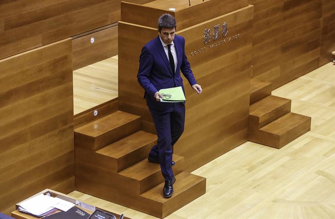 Archivo - Arquivo - O presidente da Generalitat Valenciana, Carlos Mazón, ao sair de uma sessão plenária, em Les Corts Valencianes, em 15 de novembro de 2024, em Valência, Comunidade Valenciana (Espanha). Essa é a primeira sessão plenária de Les Corts apó