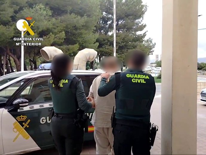 La Guardia Civil ha detenido en El Campello (Alicante) a un hombre de 50 años como presuinto autor de cuatro robos con fuerza en el interior de habitaciones de un hotel y un delito continuado de daños.