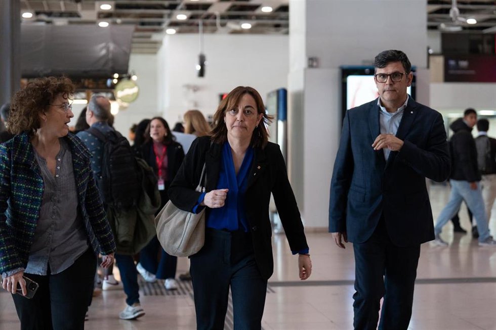 La consellera de Territorio de la Generalitat, Sílvia Paneque (c), a su llegada a una reunión, en las oficinas de Renfe de la Estación de Sants, a 5 de marzo de 2025, en Barcelona, Catalunya (España). 