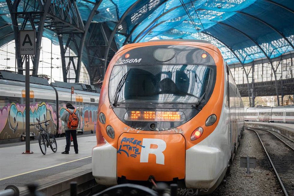 Una persona en la estación de Francia, donde opera Rodalies, a 21 de febrero de 2025, en Barcelona, Catalunya (España).
