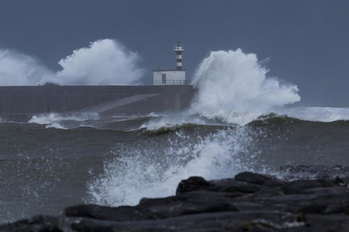 Archivo - Olas rompen contra el faro de la localidad de San Esteban de Pravia, perteneciente al concejo de Muros de Nalón, en Asturias (España), a 28 de diciembre de 2020. Toda España, a excepción de Extremadura y Canarias, recibe este lunes avisos de dis