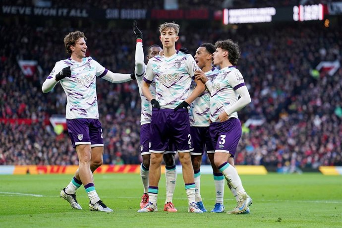 Archivo - Arquivo - 22 de dezembro de 2024, Reino Unido, Manchester: Dean Huijsen (C), do Bournemouth, comemora o primeiro gol de sua equipe com seus companheiros de equipe durante a partida de futebol da Premier League inglesa entre Manchester United e A