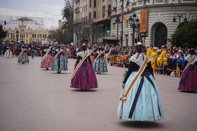 Imagen de falleras por el centro de València. 