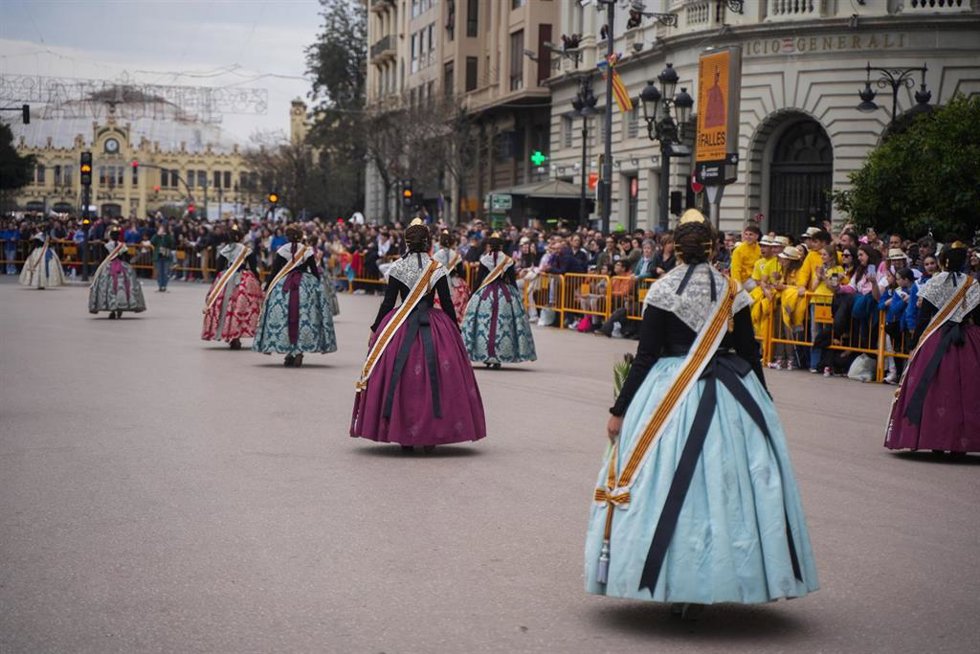 Imagen de falleras por el centro de Valncia. 