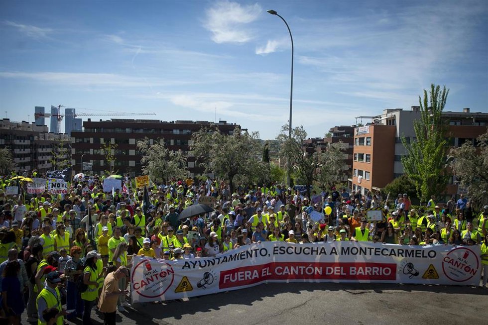 Archivo - Manifestantes con pancartas durante la protesta para exigir al Ayuntamiento que construya su cantón lejos de colegios y viviendas, a 14 de abril de 2024, en Madrid (España).
