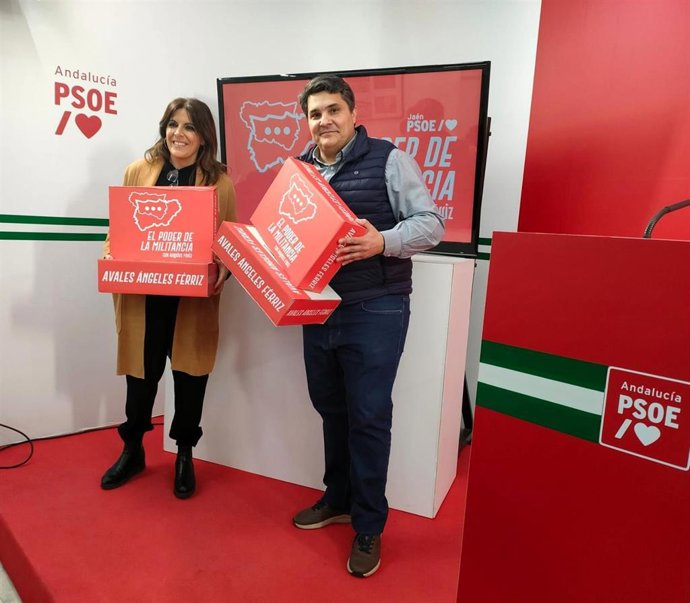 Ángeles Férriz, junto al alcalde de Marmolejo, Manuel Lozano, al presentar los avales para la precandidatura a la Secretaría General del PSOE de Jaén.