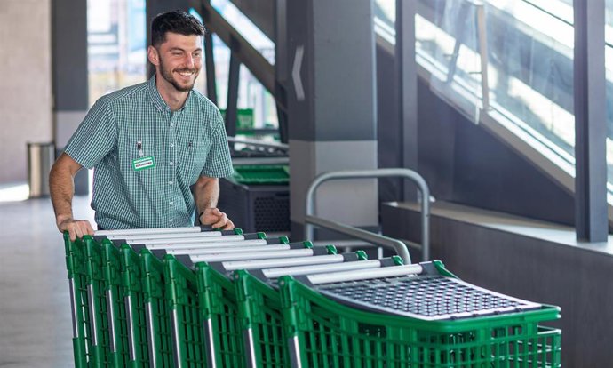 Archivo - Un trabajador de Mercadona coloca los carros de la compra.