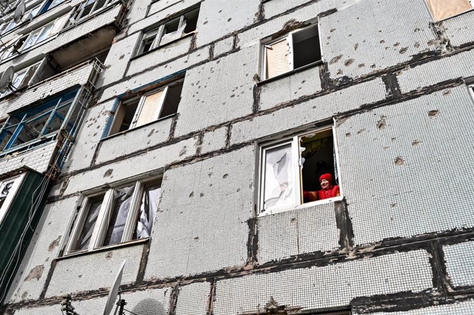 Archivo - Edificio de viviendas atacado por las fuerzas rusas en Stepnogirsk, en la región de Zaporiyia (archivo)