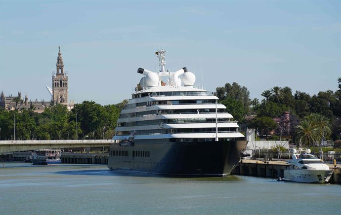 Archivo - Un crucero en el Puerto de Sevilla.