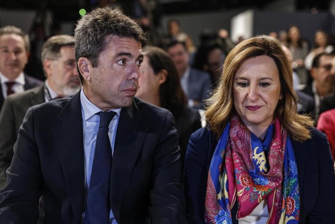 El president de la Generalitat valenciana, Carlos Mazón y la alcaldesa de Valencia, María José Catalá, durante su visita a la exposición 'Leonardo da Vinci 500 anys de geni', en el Museu de les Ciències de València, a 13 de marzo de 2025, en Madrid (Españ