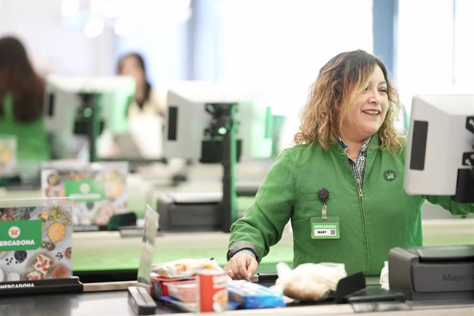 Archivo - Cajera de supermercado Mercadona