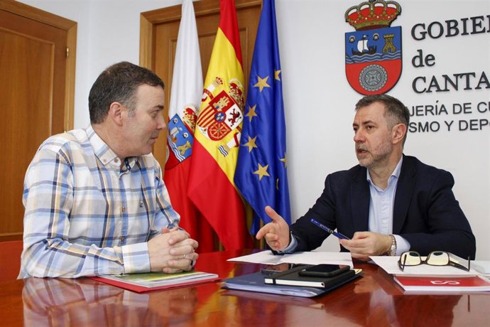 El consejero de Cultura, Turismo y Deporte, Luis Martínez Abad, se reúne con el alcalde de Valdeolea, Fernando Franco