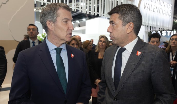 Archivo - El presidente del PP, Alberto Núñez Feijóo, y el presidente de la Generalitat valenciana, Carlos Mazón, conversan en el estand de la Comunidad Valenciana, durante su visita a la Feria Internacional de Turismo (FITUR).