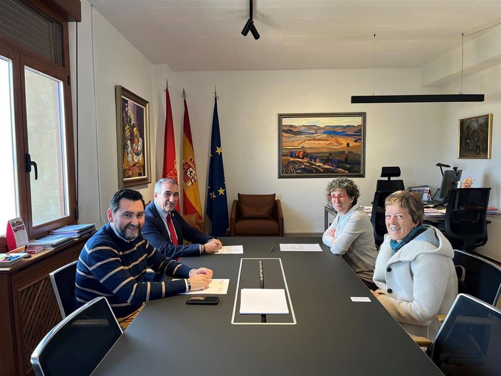El consejero Chivite, frente a la alcaldesa-presidenta Teilleri.