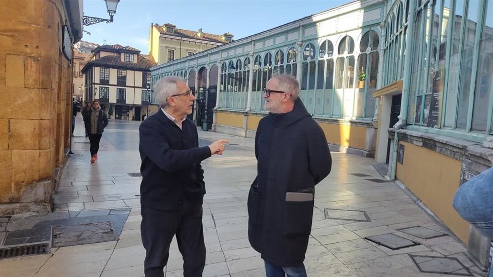 El concejal y portavoz de IU-Convocatoria por Oviedo, Gaspar Llamazares y el diputado de Sumar, Rafa Cofiño, en las inmediaciones del mercado del Fontán, en Oviedo.