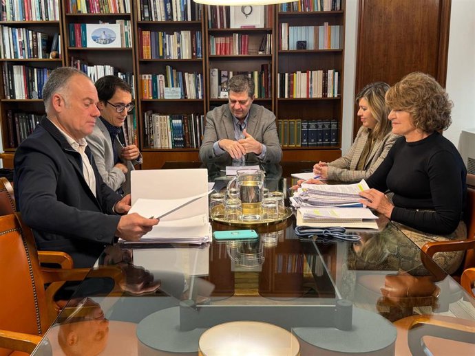 El conseller de Turismo, Cultura y Deportes, Jaume Bauzà, se reúne con el PSIB