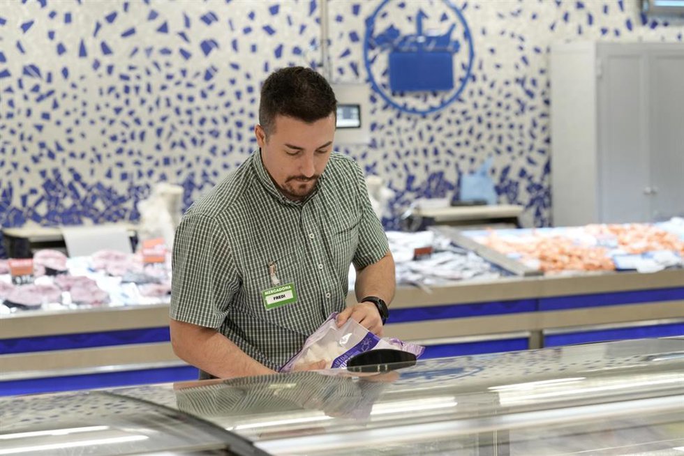 Archivo - Trabajador de una tienda de Mercadona.